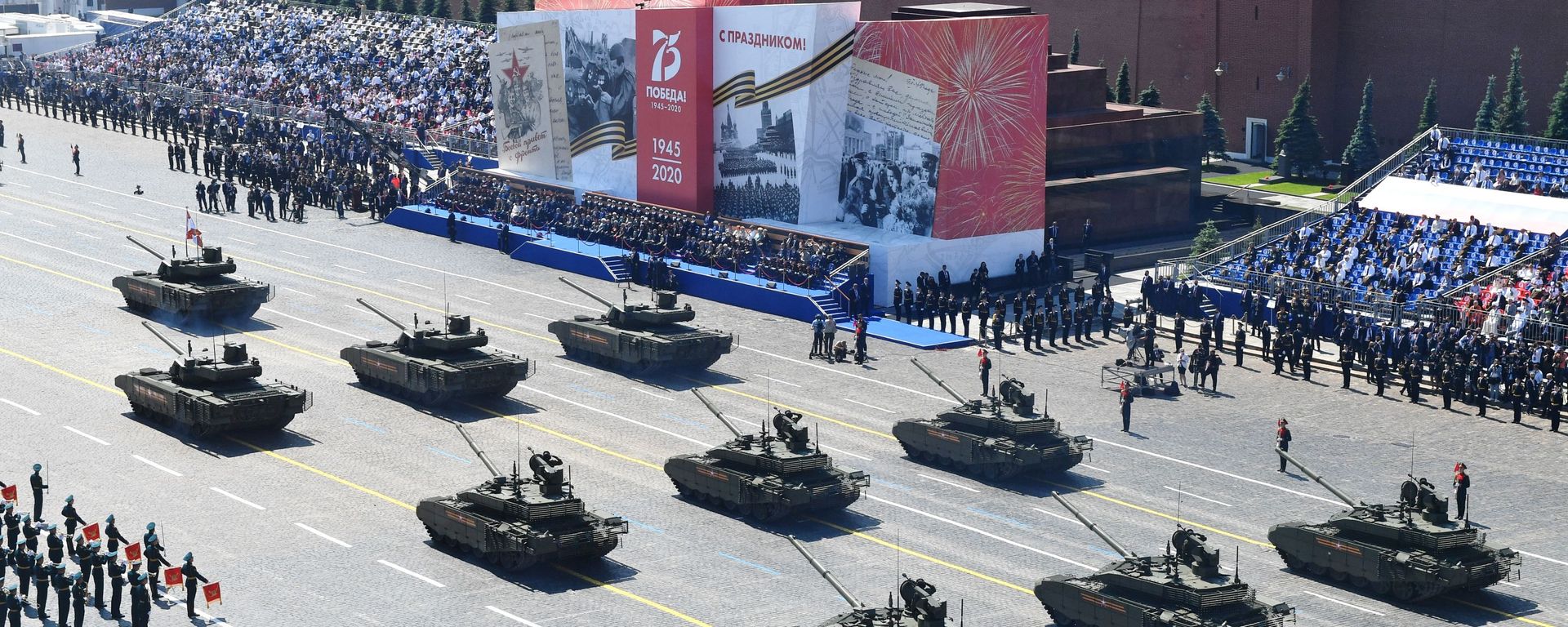 T-14 Armata and T-90M tanks during the June 24, 2020 parade dedicated to Victory in the Great Patriotic War of 1941-1945 on Red Square. T-14 Armata and T-90M tanks during the June 24, 2020 parade dedicated to Victory in the Great Patriotic War of 1941-1945 on Red Square. - Sputnik International, 1920, 28.12.2021