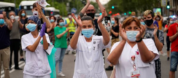 Staff members from Nino Jesus hospital and other people block the street during a protest against the privatisation of public health, amid the coronavirus disease (COVID-19) outbreak, in Madrid, Spain, June 1, 2020. Staff members from Nino Jesus hospital and other people block the street during a protest against the privatisation of public health, amid the coronavirus disease (COVID-19) outbreak, in Madrid, Spain, June 1, 2020. - Sputnik International