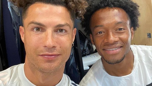Cristiano Ronaldo showing off his new hairstyle - Sputnik International
