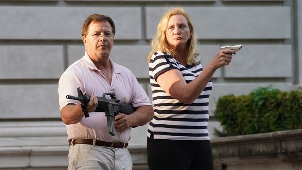 Mark and Patricia McCloskey draw their firearms on protestors as they enter their neighborhood during a protest against St. Louis Mayor Lyda Krewson, in St. Louis, Missouri, U.S. June 28, 2020. - Sputnik International