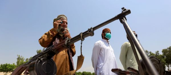 Members of the Taliban handover their weapons and join in the Afghan government's reconciliation and reintegration program in Jalalabad, Afghanistan June 25, 2020 - Sputnik International