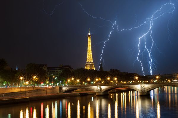 Powerful thuderbolt behind the Eiffel tower Powerful thuderbolt behind the Eiffel tower - Sputnik International
