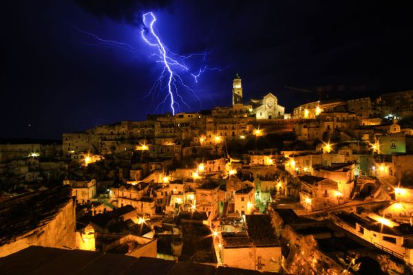 A lightning bolt strikes in the background of the Sassi di Matera, Matera, Italy A lightning bolt strikes in the background of the Sassi di Matera, Matera, Italy - Sputnik International