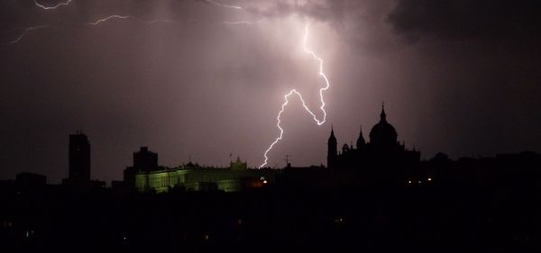 Lightning hits the sky above Madrid, Spain Lightning hits the sky above Madrid, Spain - Sputnik International