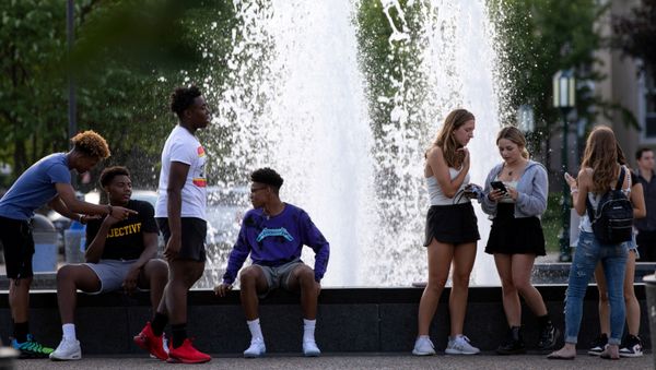 People gather at a park amid a coronavirus disease (COVID-19) outbreak in Birmingham, Michigan, U.S., June 30, 2020. - Sputnik International