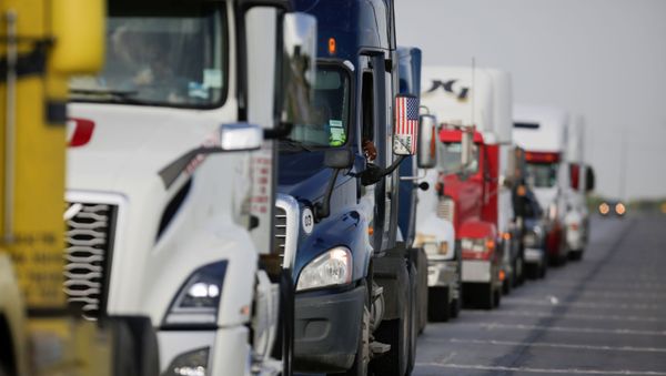 Trucks wait in a long queue for border customs control to cross into the U.S., at the World Trade Bridge in Nuevo Laredo, Mexico June 30, 2020. Trucks wait in a long queue for border customs control to cross into the U.S., at the World Trade Bridge in Nuevo Laredo, Mexico June 30, 2020. - Sputnik International