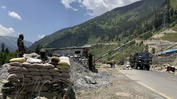 Indian paramilitary soldiers keep guard as Indian army convoy moves on the Srinagar-Ladakh highway at Gagangeer, north-east of Srinagar, India, Thursday, June 18, 2020. - Sputnik International