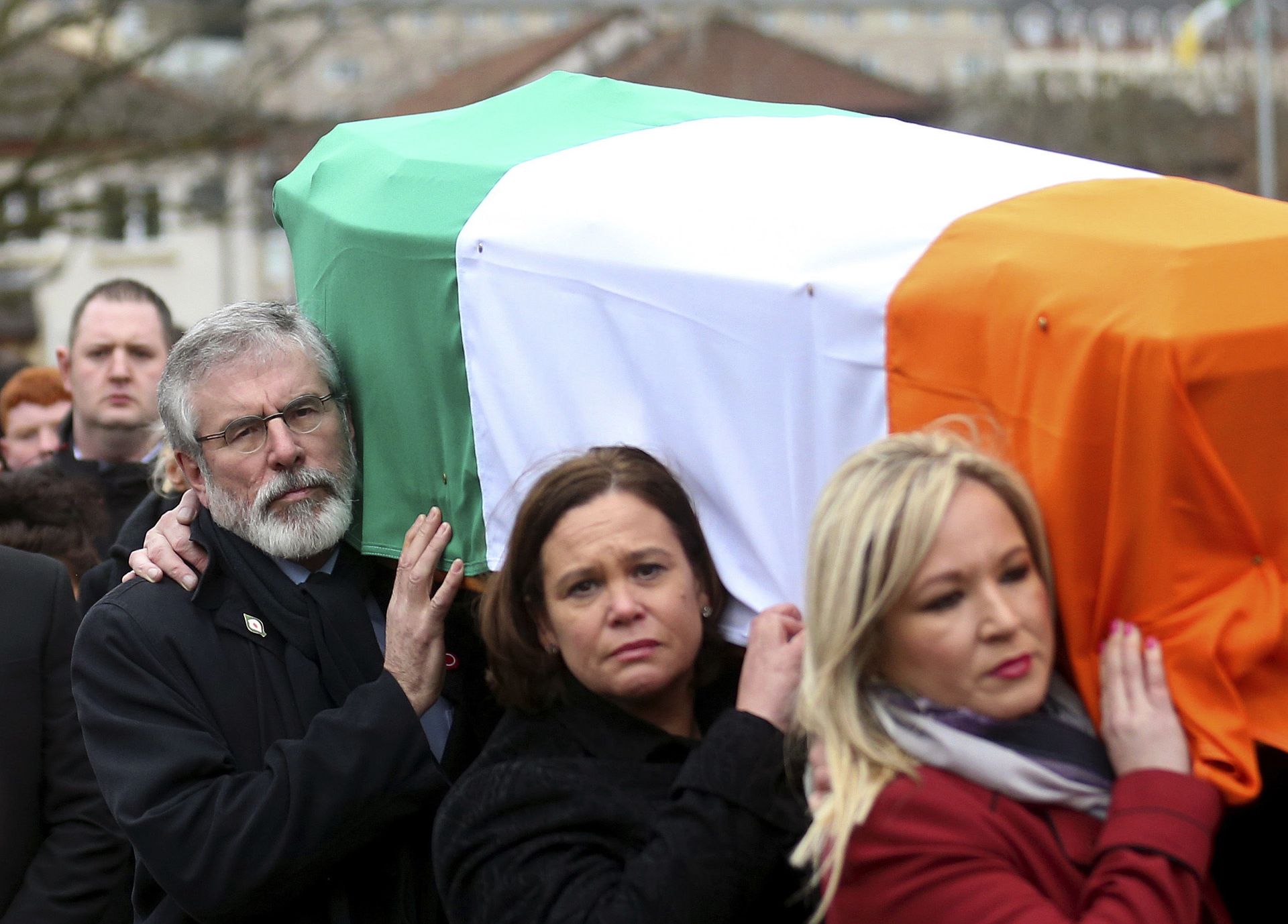 Michelle O'Neill carries Martin McGuinness's coffin - Sputnik International, 1920, 09.11.2021