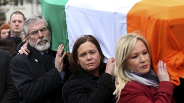 Michelle O'Neill carries Martin McGuinness's coffin - Sputnik International