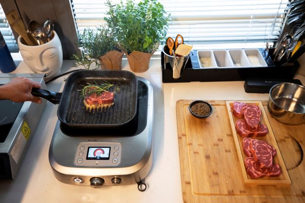 A 3D printed plant-based steak mimicking real beef and produced by Israeli start-up Redefine Meat is cooked during a demonstration for Reuters at their facility in Rehovot, Israel June 29, 2020 - Sputnik International