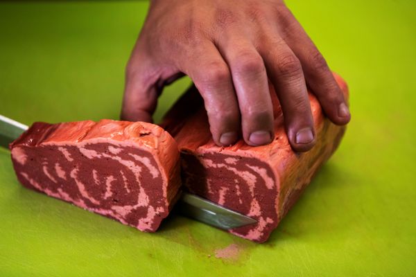 A chef cuts a piece of uncooked 3D printed plant-based steak mimicking real beef and produced by Israeli start-up Redefine Meat during a demonstration for Reuters at their facility in Rehovot, Israel June 29, 2020 - Sputnik International
