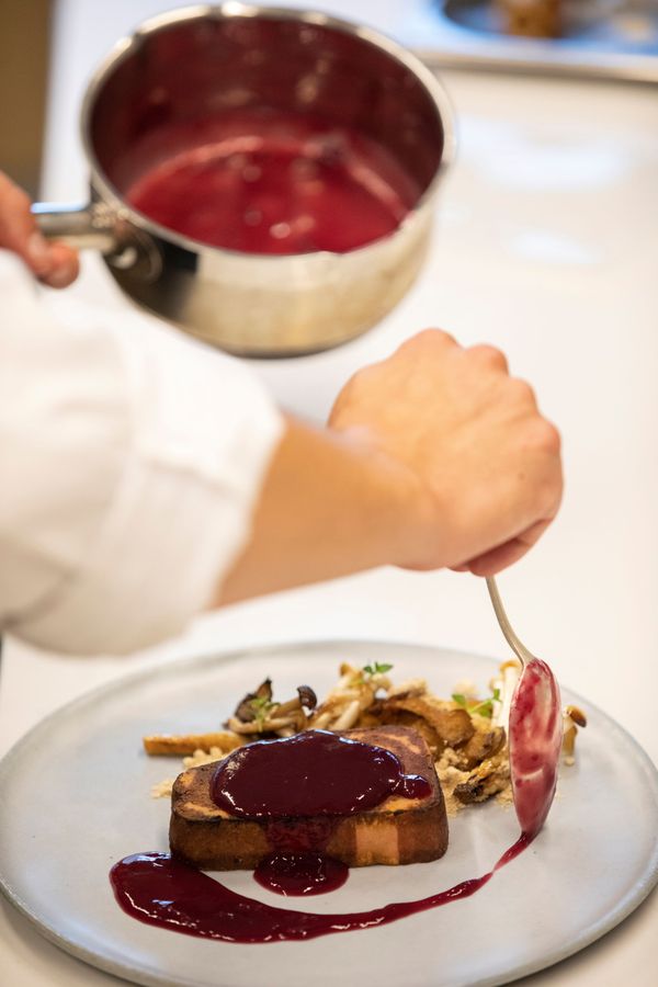 A chef decorates a dish consisting of a 3D printed plant-based steak mimicking real beef and produced by Israeli start-up Redefine Meat during a demonstration for Reuters at their facility in Rehovot, Israel June 29, 2020 - Sputnik International