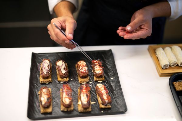 A chef prepares a dish using 3D printed plant-based patties mimicking real beef and produced by Israeli start-up Redefine Meat during a demonstration for Reuters at their facility in Rehovot, Israel June 29, 2020 - Sputnik International