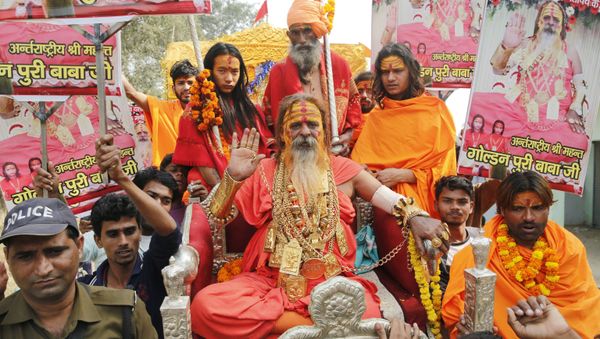 Indian godman Golden Baba, known for the gold ornaments he wears gestures as Hindu holy men - Sputnik International