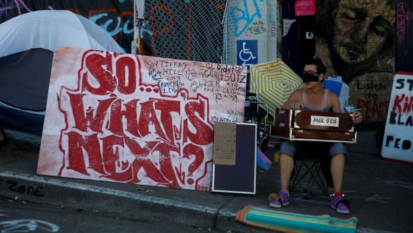 A musician performs outside the Seattle Police Department's East Precinct in the CHOP area as people continue to occupy space and protest against racial inequality in the aftermath of the death in Minneapolis police custody of George Floyd, in Seattle, Washington, U.S. June 25, 2020 - Sputnik International