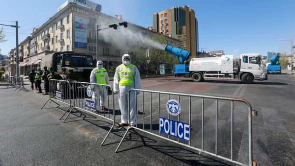 Staff members and police officers wear hazmat suits as they take part in a drill to prepare for the COVID-19 coronavirus in Ulaanbaatar, the capital of Mongolia on May 7, 2020 - Sputnik International