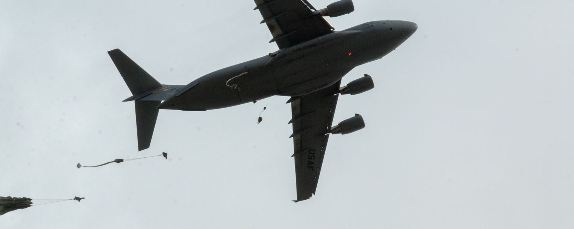 Paratroopers of the 4th Infantry Brigade Combat Team (Airborne), 25th Infantry Division, U.S. Army Alaska, demonstrate a joint forcible entry into Andersen Air Force Base, Guam, June 30. Paratroopers of the 4th Infantry Brigade Combat Team (Airborne), 25th Infantry Division, U.S. Army Alaska, demonstrate a joint forcible entry into Andersen Air Force Base, Guam, June 30. - Sputnik International, 1920, 22.10.2022