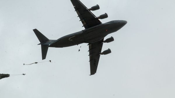 Paratroopers of the 4th Infantry Brigade Combat Team (Airborne), 25th Infantry Division, U.S. Army Alaska, demonstrate a joint forcible entry into Andersen Air Force Base, Guam, June 30. - Sputnik International