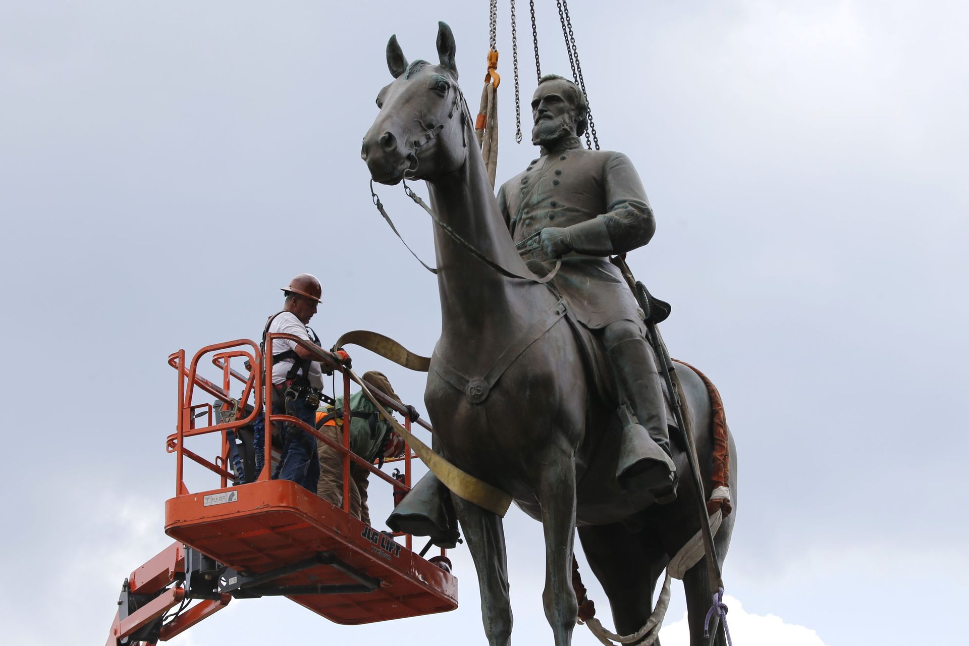 Virginia Supreme Court Rules Charlottesville Can Remove Statues of Two Confederate Generals Virginia Supreme Court Rules Charlottesville Can Remove Statues of Two Confederate Generals - Sputnik International, 1920, 01.04.2021