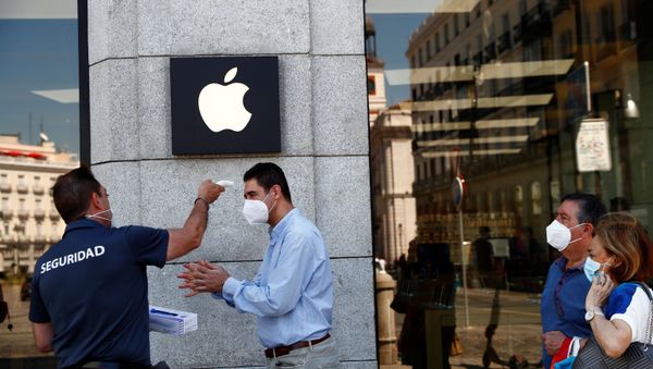A man wearing a protective mask gets his temperature taken before entering an Apple store, amid the coronavirus disease (COVID-19) outbreak, in Madrid, Spain, June 30, 2020. A man wearing a protective mask gets his temperature taken before entering an Apple store, amid the coronavirus disease (COVID-19) outbreak, in Madrid, Spain, June 30, 2020. - Sputnik International