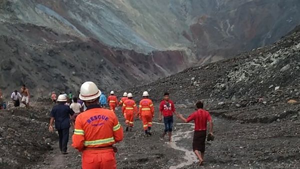 This handout from the Myanmar Fire Services Department taken and released on July 2, 2020 shows rescuers attempting to locate survivors after a landslide at a jade mine in Hpakant, Kachin stat - Sputnik International