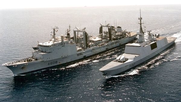 The French Lafayette-class stealth frigate Courbet, right, and supply ship Le Varsail in this undated but recent  photo. French Prime Minister Lionel Jospin said Wednesday, Oct. 3, 2001, that France has agreed to U.S. requests to open its airspace and offer its naval cooperation in the Indian ocean, mainly for logistic support and air protection - Sputnik International