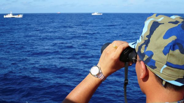 A crewman from the Vietnamese coastguard ship 8003 looks out at sea as Chinese coastguard vessels give chase to Vietnamese ships that came close to the Haiyang Shiyou 981, known in Vietnam as HD-981, oil rig in the South China Sea, July 15, 2014. - Sputnik International