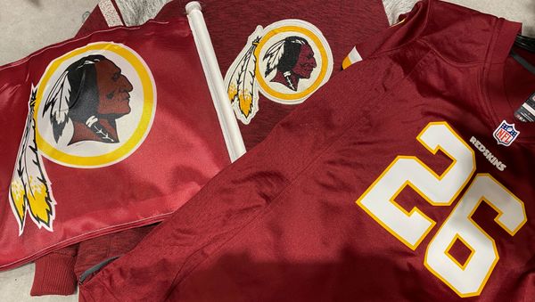 Washington Redskins football shirts and a team flag on sale at a sporting goods store in Bailey's Crossroads, Virginia, U.S., June 24, 2020 - Sputnik International