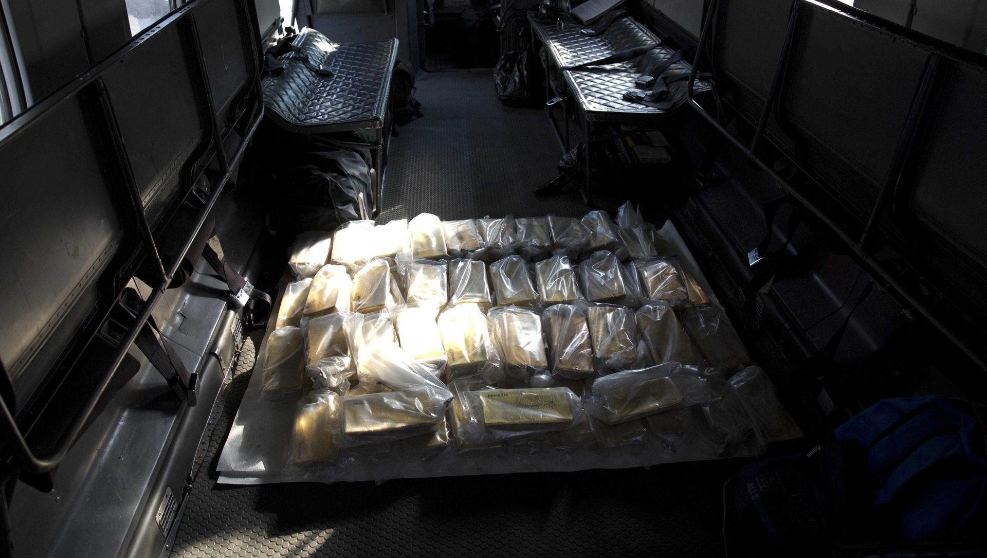 Gold bars sit inside a military plane before being taken to Venezuela's Central Bank, at Carlota military airport in Caracas, Venezuela, Thursday, March 1, 2018 Gold bars sit inside a military plane before being taken to Venezuela's Central Bank, at Carlota military airport in Caracas, Venezuela, Thursday, March 1, 2018 - Sputnik International, 1920, 01.06.2021