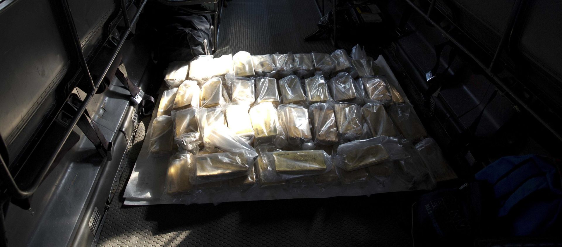 Gold bars sit inside a military plane before being taken to Venezuela's Central Bank, at Carlota military airport in Caracas, Venezuela, Thursday, March 1, 2018 Gold bars sit inside a military plane before being taken to Venezuela's Central Bank, at Carlota military airport in Caracas, Venezuela, Thursday, March 1, 2018 - Sputnik International, 1920, 01.06.2021