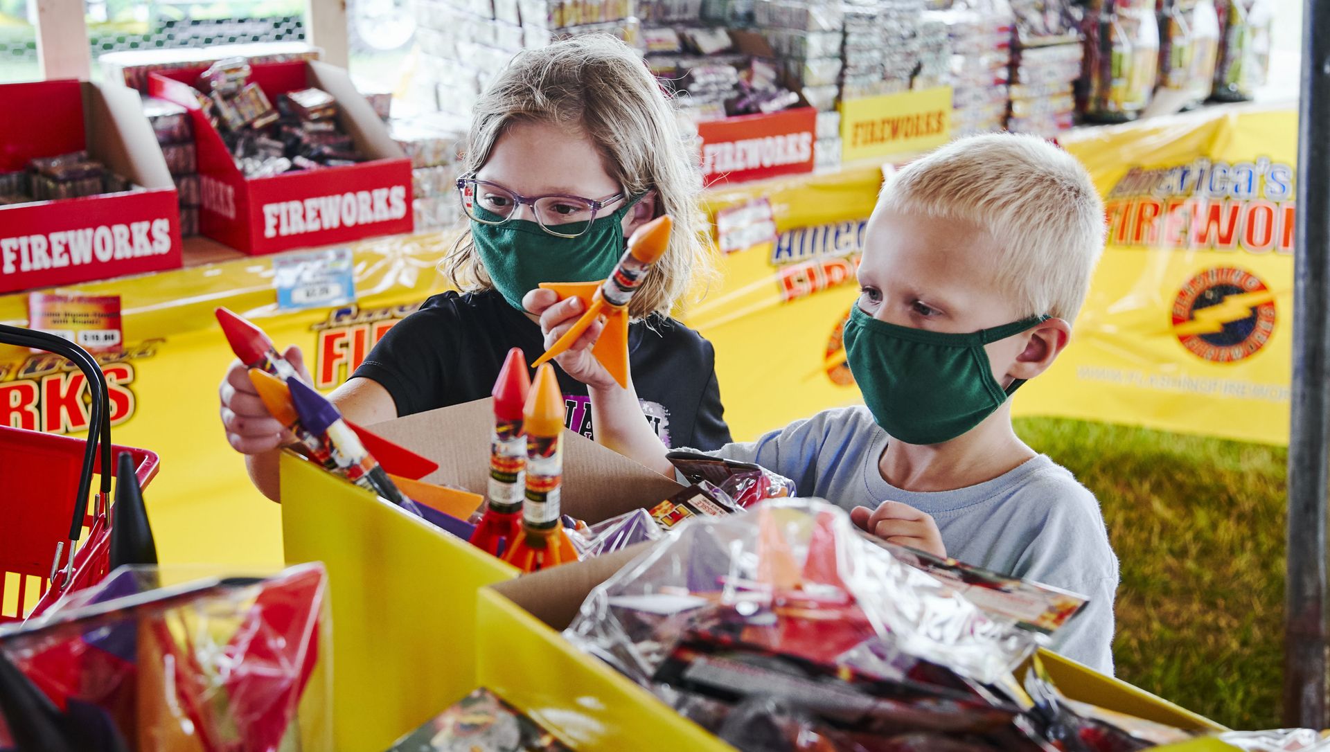 Children buying fireworks in the run up to 4th of July Children buying fireworks in the run up to 4th of July - Sputnik International, 1920, 12.03.2021