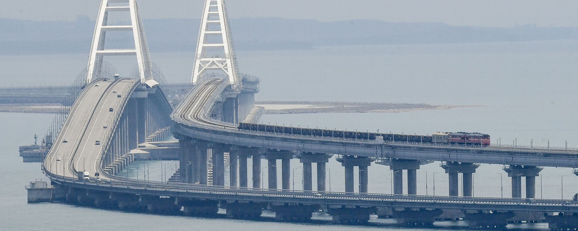 Freight train rides through the Crimean bridge Freight train rides through the Crimean bridge - Sputnik International, 1920, 10.07.2023