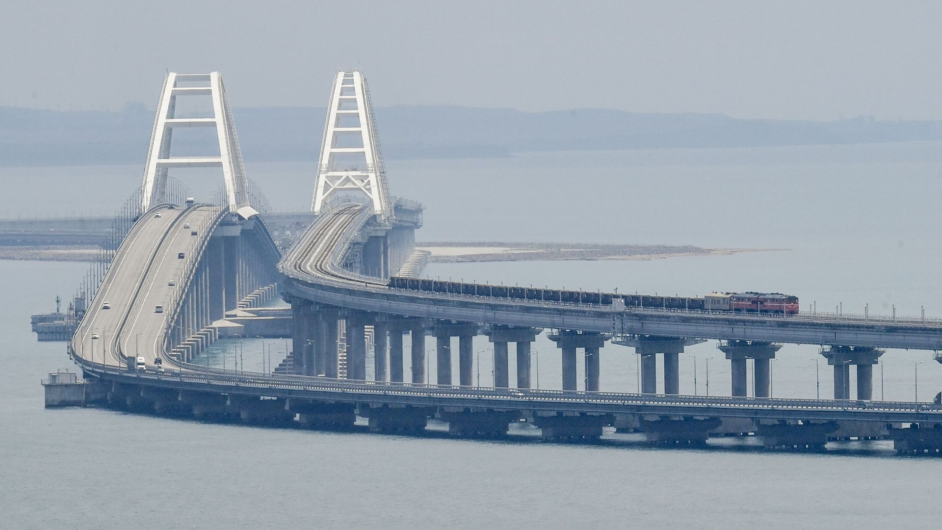 Freight train rides through the Crimean bridge Freight train rides through the Crimean bridge - Sputnik International, 1920, 30.03.2021