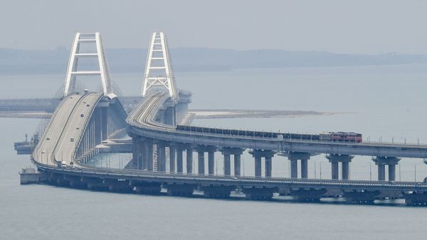 Freight train rides through the Crimean bridge - Sputnik International
