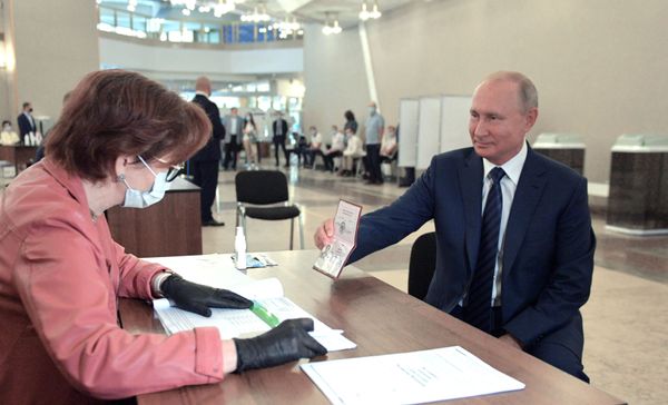 Russian President Vladimir Putin votes for constitutional amendments at the Russian Academy of Sciences in Moscow Russian President Vladimir Putin votes for constitutional amendments at the Russian Academy of Sciences in Moscow - Sputnik International