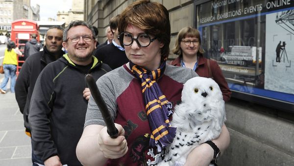 Fans of J.K. Rowling's Harry Potter books queue outside the The National Library of Scotland in Edinburgh, Scotland on June 26, 2017 Fans of J.K. Rowling's Harry Potter books queue outside the The National Library of Scotland in Edinburgh, Scotland on June 26, 2017 - Sputnik International