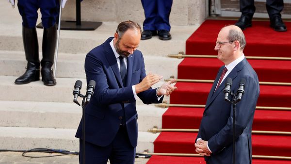 Former French Prime Minister Edouard Philippe applauds newly-appointed Prime Minister Jean Castex in the courtyard of the Matignon Hotel during the handover ceremony in Paris, France July 3, 2020. - Sputnik International