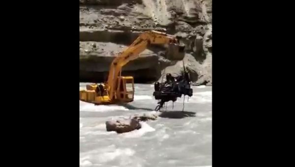 A car of Subhan Ali, an IES officer,found in the Indus river glacier - Sputnik International