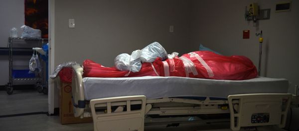 A man who died from the coronavirus disease (COVID-19) is wrapped in a body bag at the United Memorial Medical Center's coronavirus disease (COVID-19) intensive care unit in Houston, Texas, U.S., June 29, 2020.  - Sputnik International