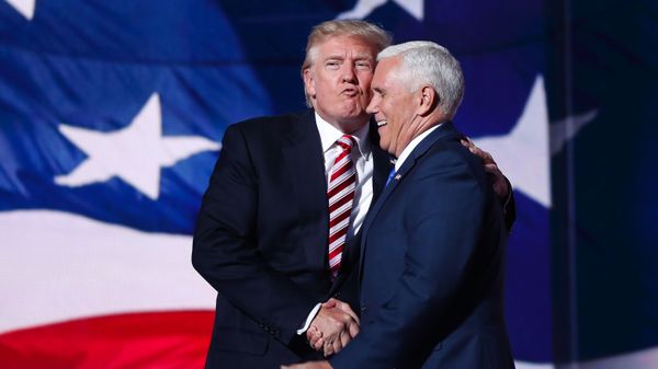 Кандидат в президенты от республиканцев Дональд Трамп и кандидат в вице-президенты от республиканцев Майк Пенс во время третьего дня сессии Национального съезда республиканцев в Кливленде, 2016 год - Sputnik International