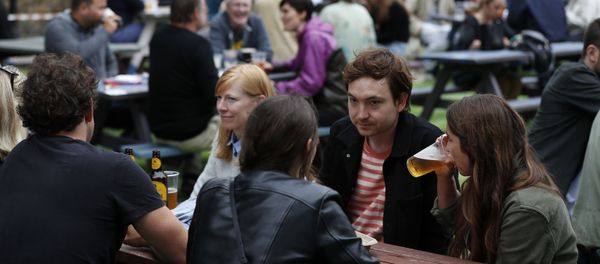 People drinking outside a pub in London on 4 July 2020 - Sputnik International