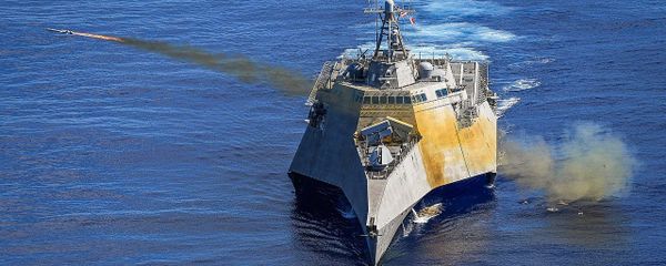 USS Gabrielle Giffords (LCS-10) launches a Naval Strike Missile - Sputnik International