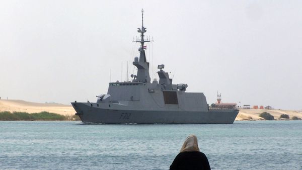 An Egyptian woman looks at the French frigate Courbet crossing the Suez Canal waterway near the port city of Ismailia, east of Cairo, on April 19, 2013. - Sputnik International