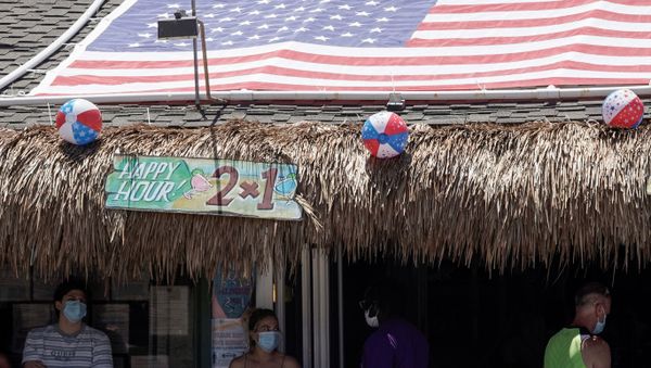 People queue for dine-in service outside the Baja Beach Bar in the Pacific Beach neighbourhood of San Diego, California, U.S., ahead of the Fourth of July holiday July 3, 2020. - Sputnik International