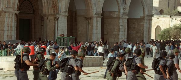 Israeli troops run as clashes erupt outside the Al-Aqsa mosque compound in Jerusalem's Old City 28 September 2000, following a visit to the holy site by Israeli right-wing opposition leader Ariel Sharon. The visit of Israel's current prime minister to Islam's third holiest shrine sparked the outbreak of the second intifada. Exhausted by a conflict both know they are incapable of winning, Israelis and the Palestinians are marking the fifth anniversary of this intifada 28 September 2005.  - Sputnik International