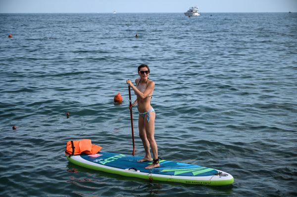 A girl enjoys standup paddleboarding in Sochi - Sputnik International
