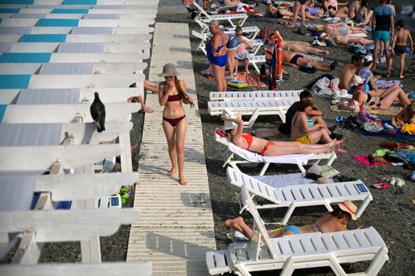 People taking the sun by the sea in Sochi - Sputnik International