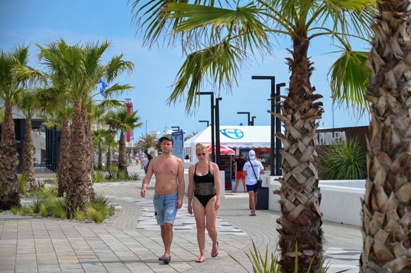 A couple walk along the 'Riviera' beach in central Sochi - Sputnik International