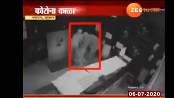  3 thieves wearing PPE kits stole gold worth rupees 20 lakh from satara. that gold shop was near containment zone - Sputnik International