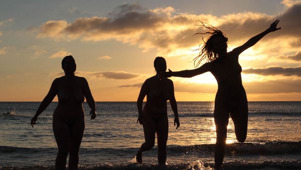 Nudists take part in the annual North East Skinny Dip as the sun rises at Druridge Bay in Northumberland, northeast England on September 22, 2013 - Sputnik International